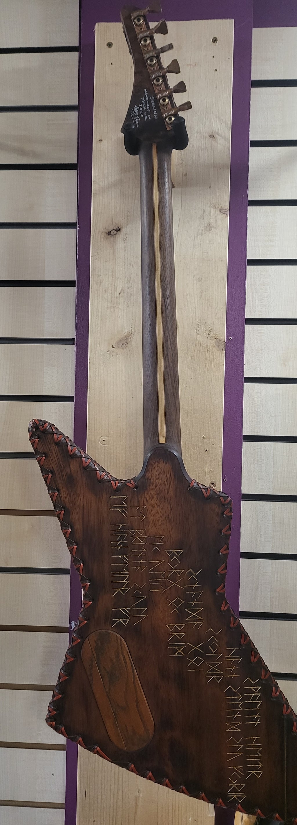 4th Avenue Guitars Svalinn.