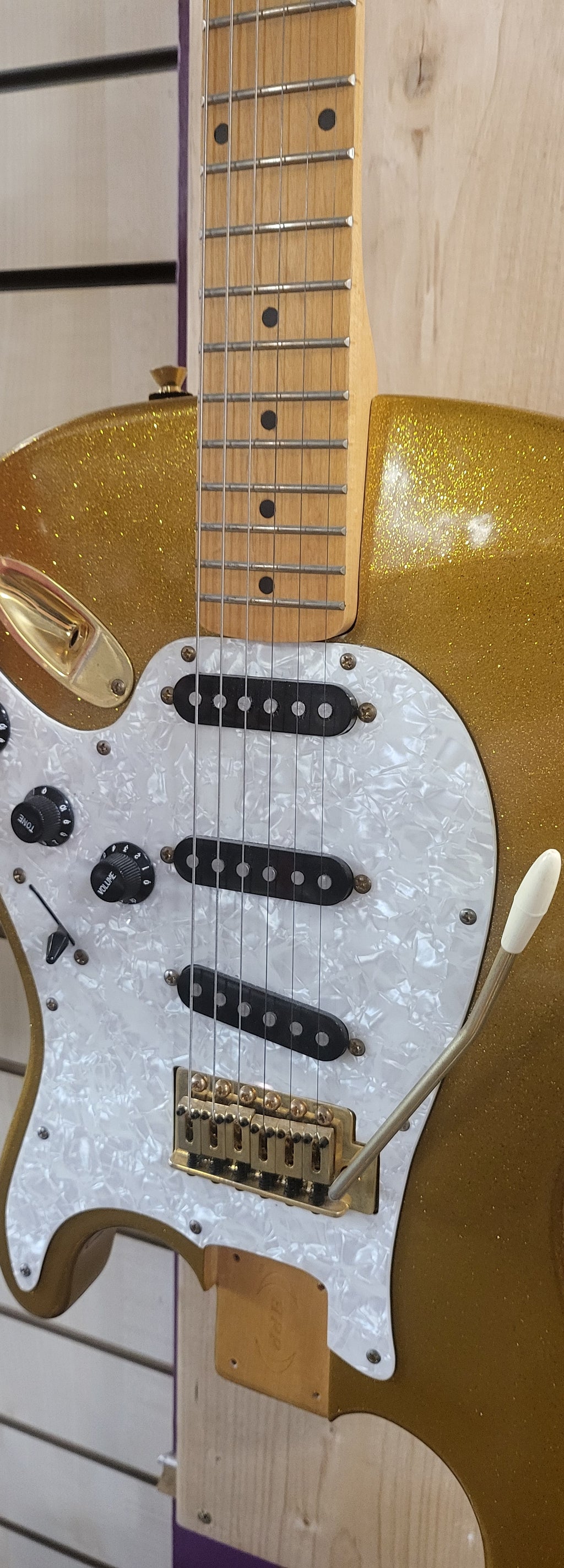 Dewy Decibel Pre Loved