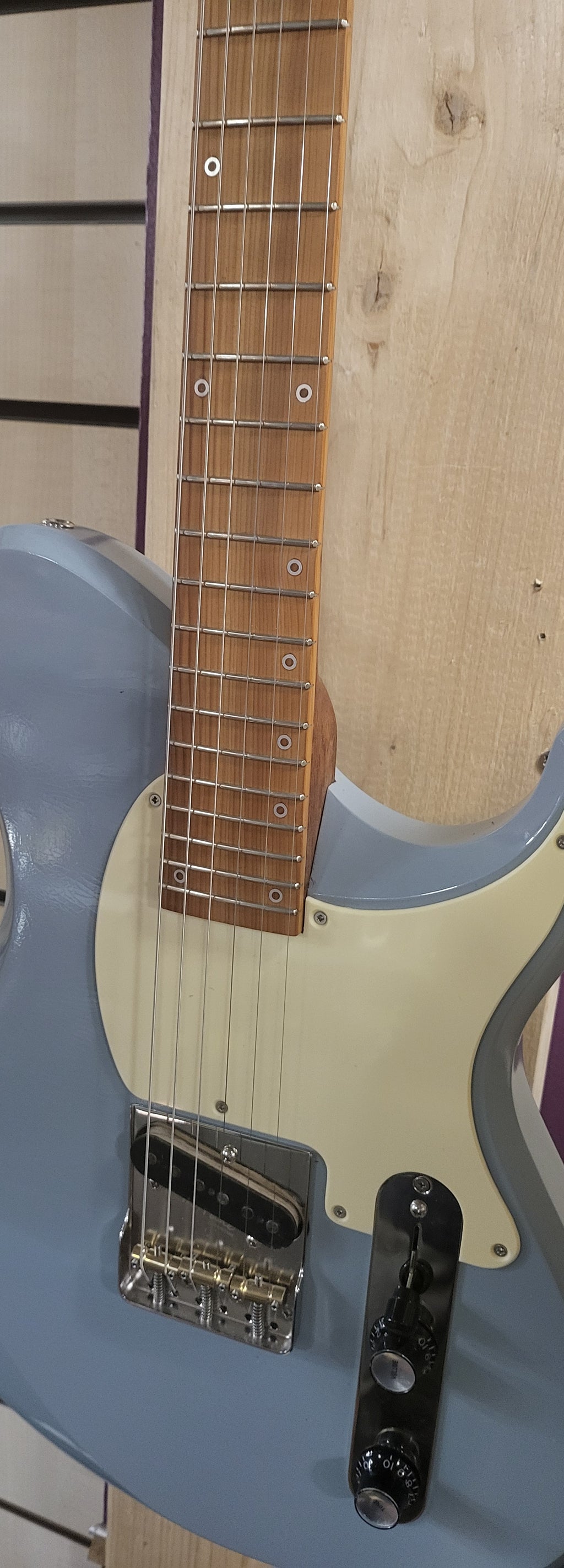 4th Avenue Guitar Black Swan