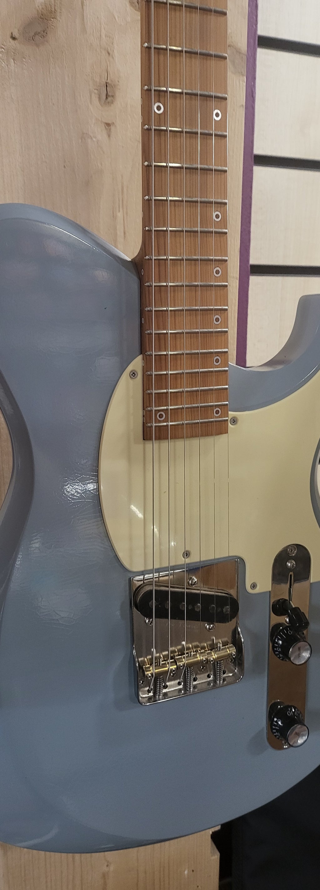 4th Avenue Guitar Black Swan