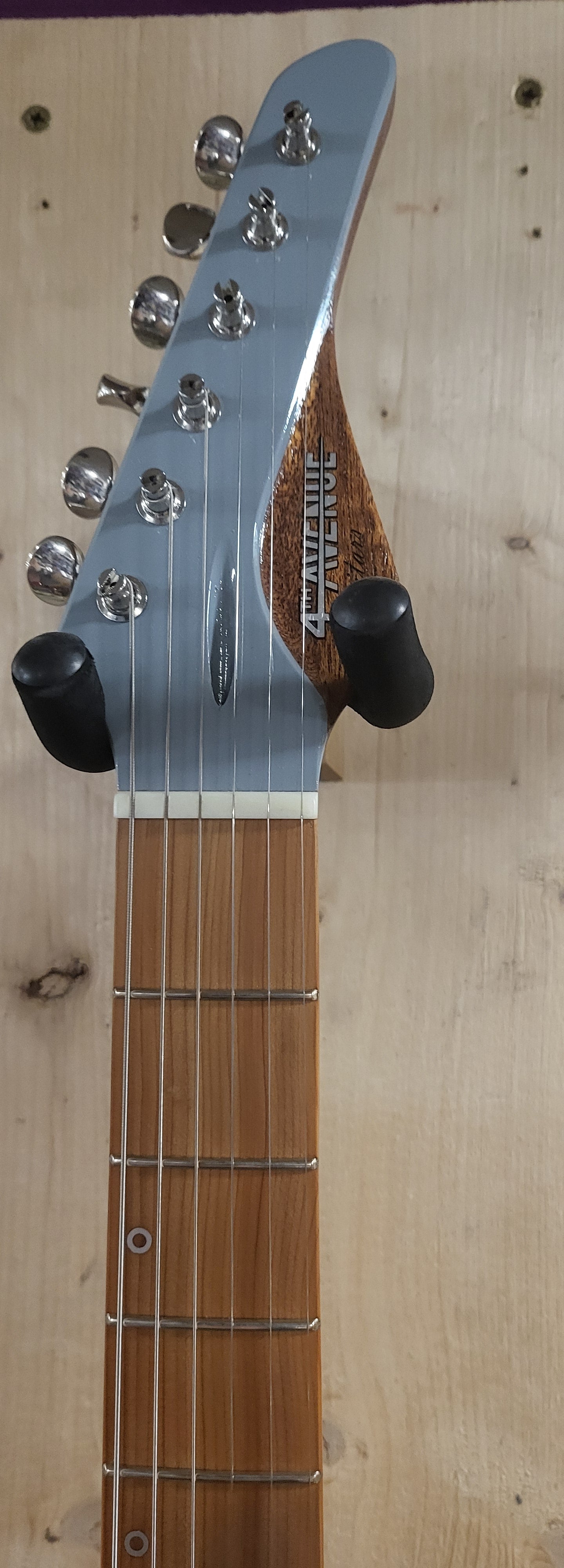 4th Avenue Guitar Black Swan