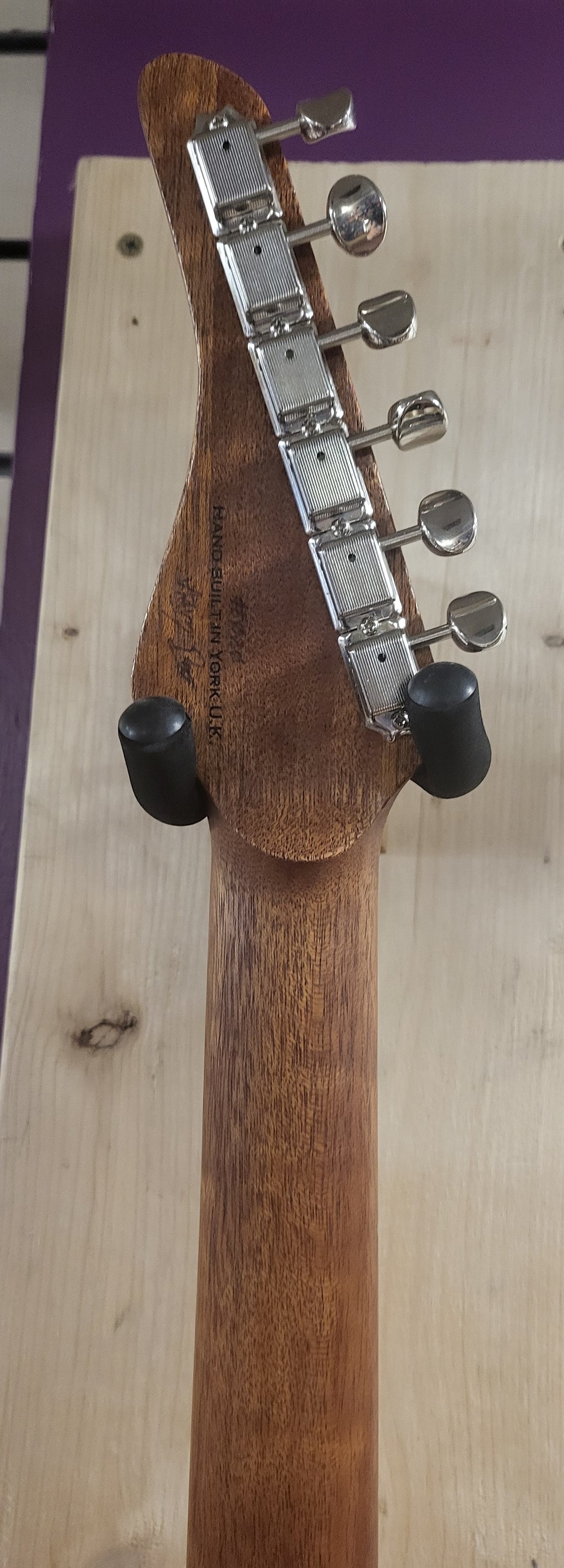 4th Avenue Guitar Black Swan