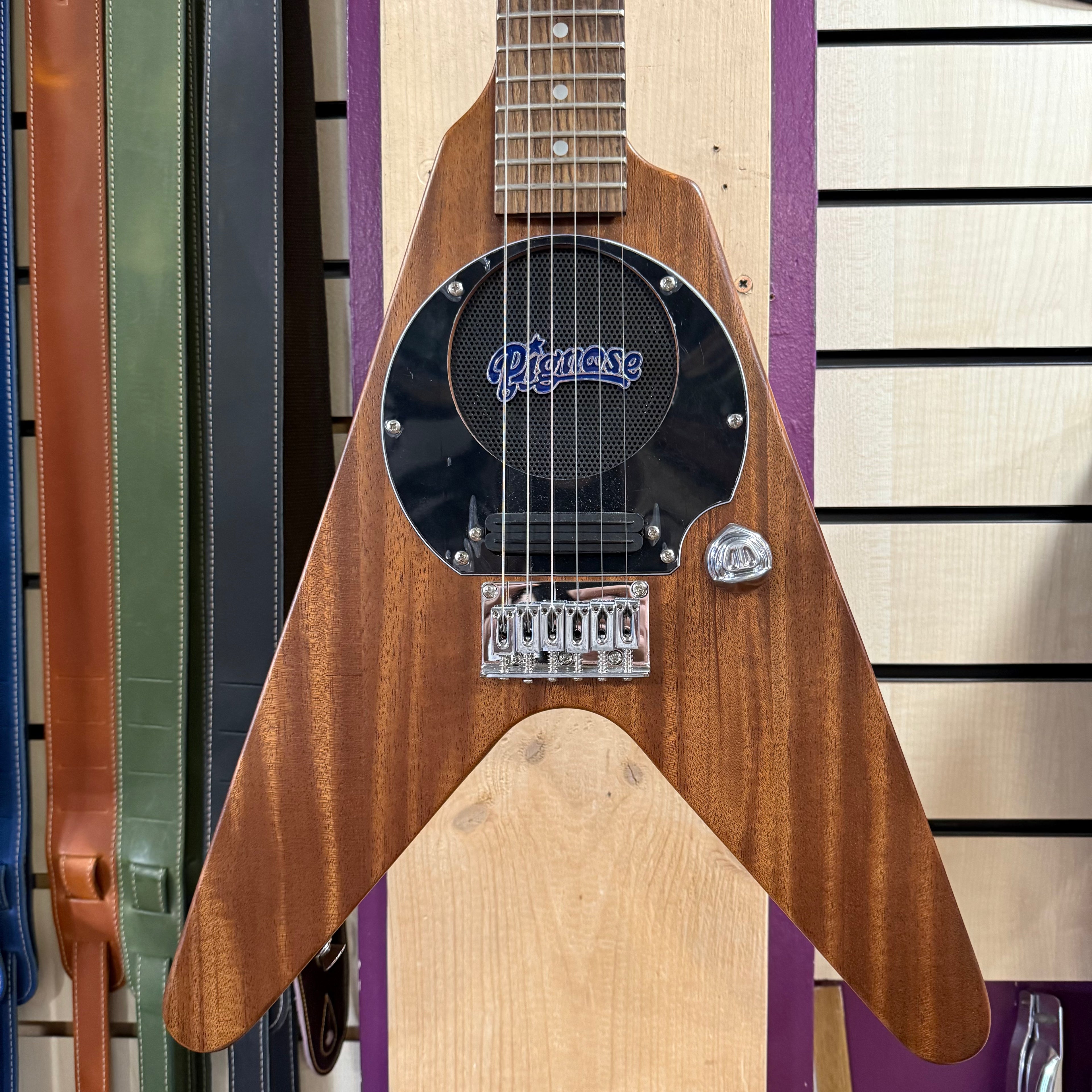 PIGNOSE PGG-200V Flying V with built in Amp