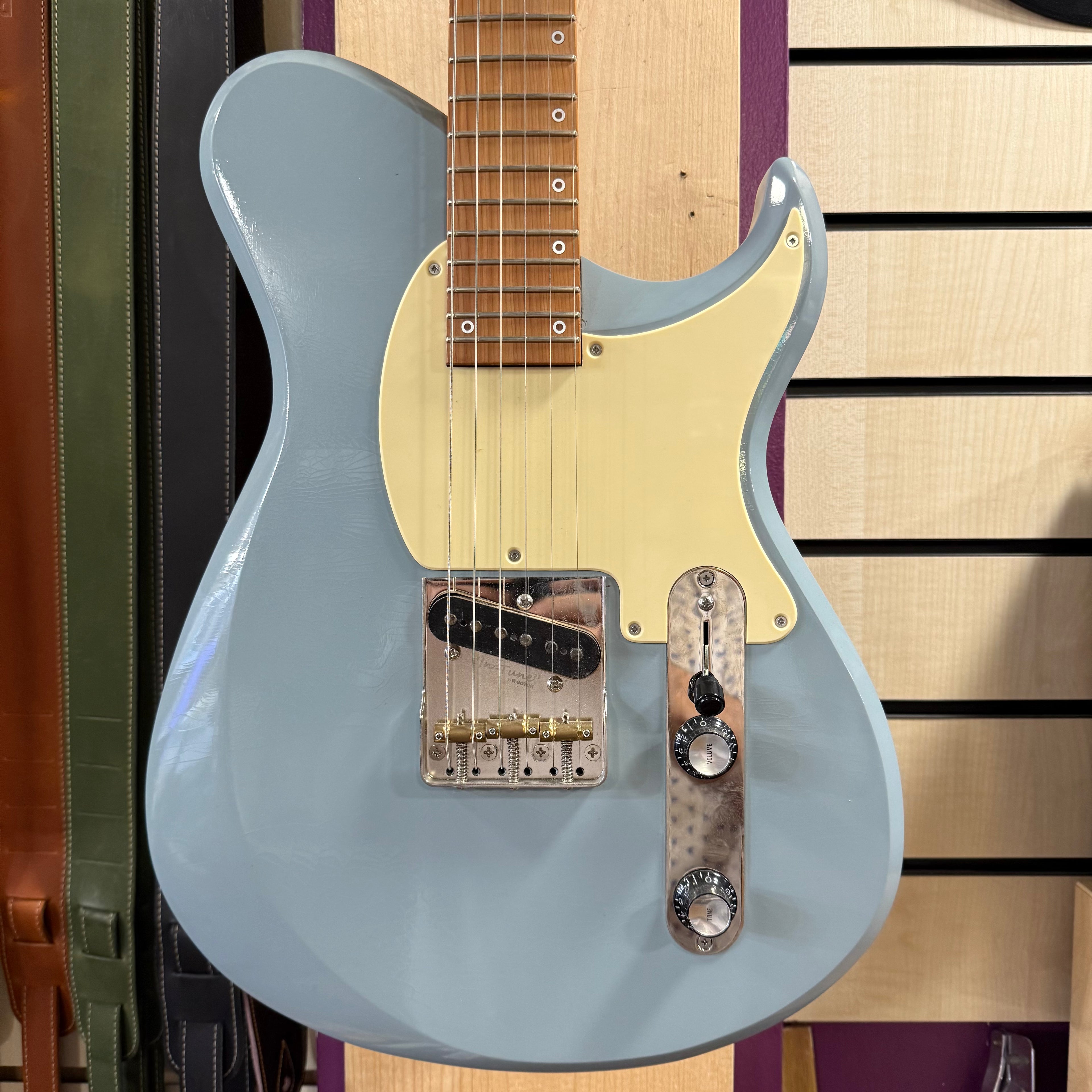 4th Avenue Guitar Black Swan