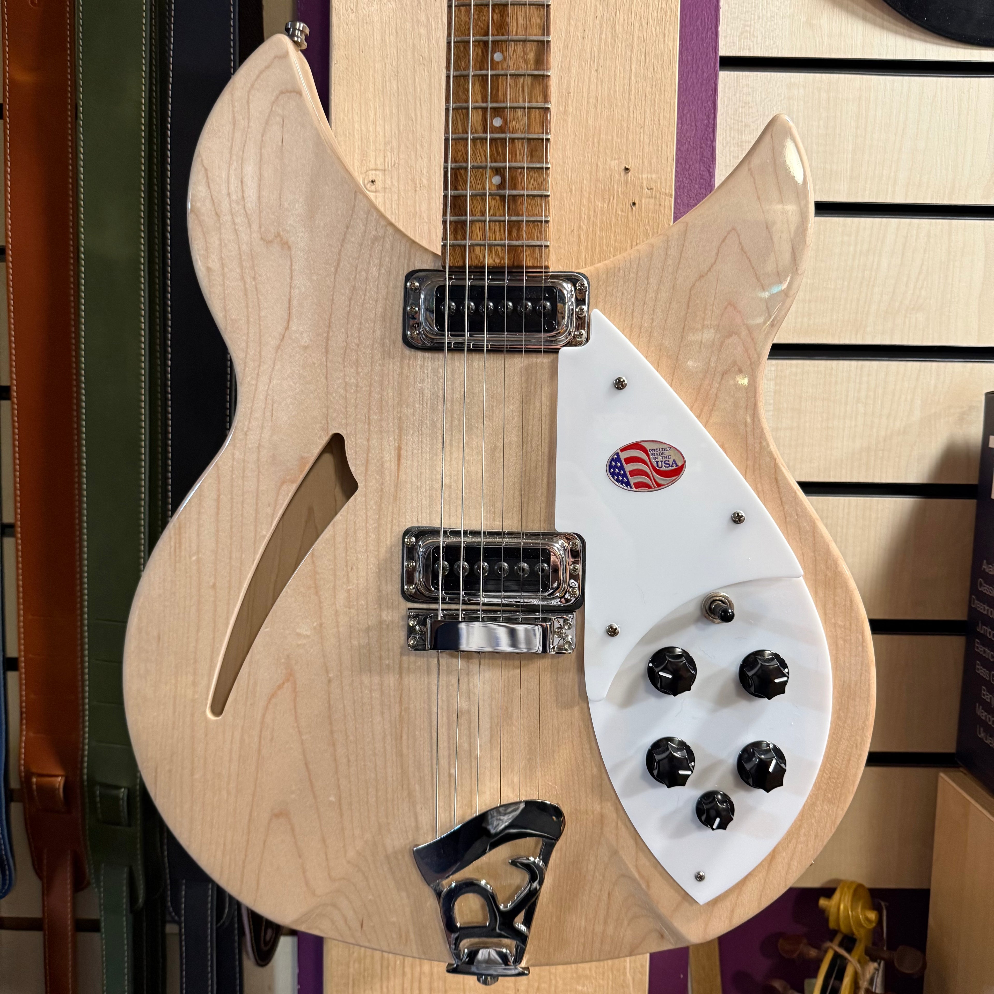 Rickenbacker 330 Mapleglo (B Stock) 2025