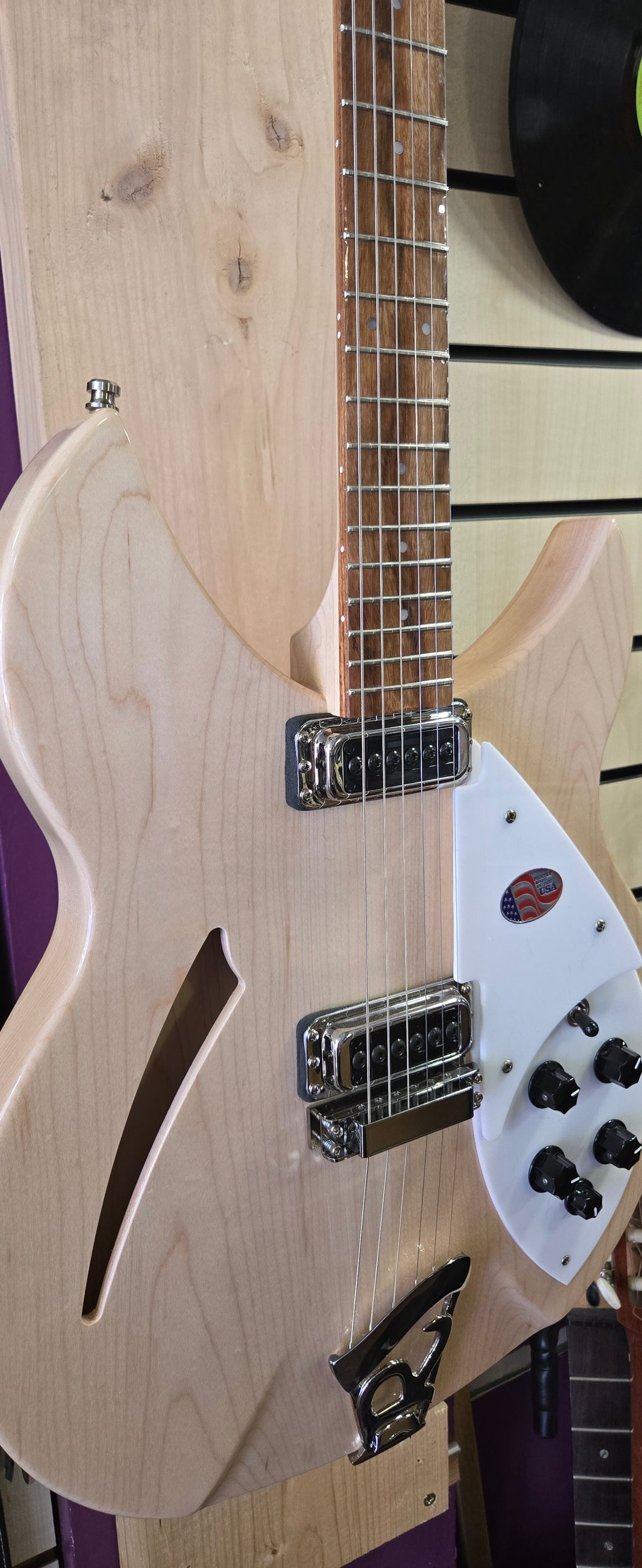 Rickenbacker 330 Mapleglo (B Stock) 2025