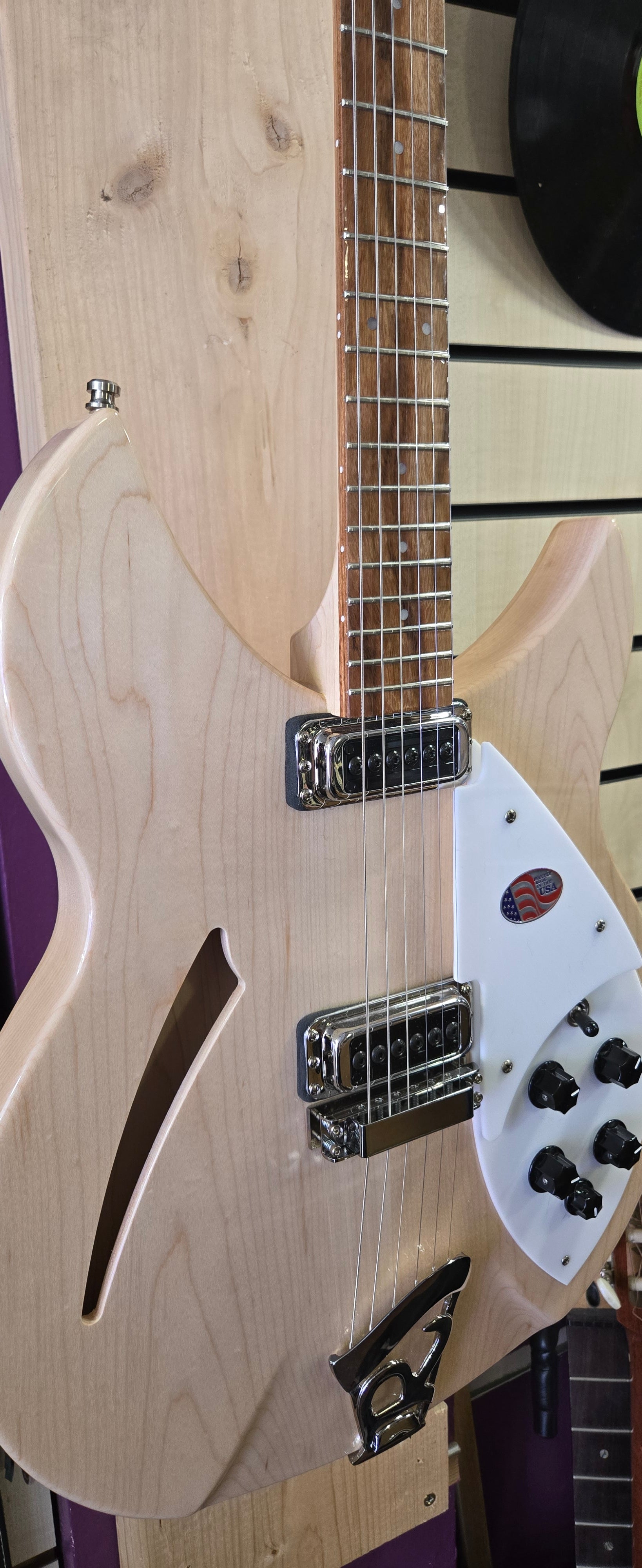 Rickenbacker 330 Mapleglo (B Stock) 2025