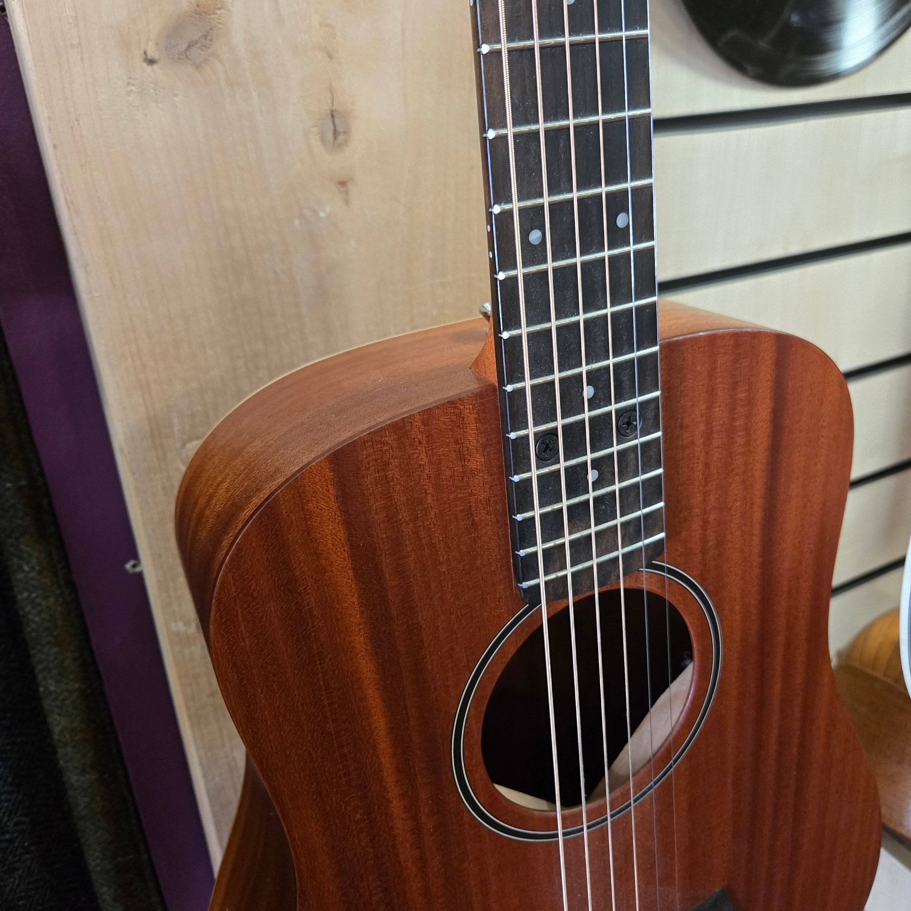 Pre loved Baby Taylor BT2