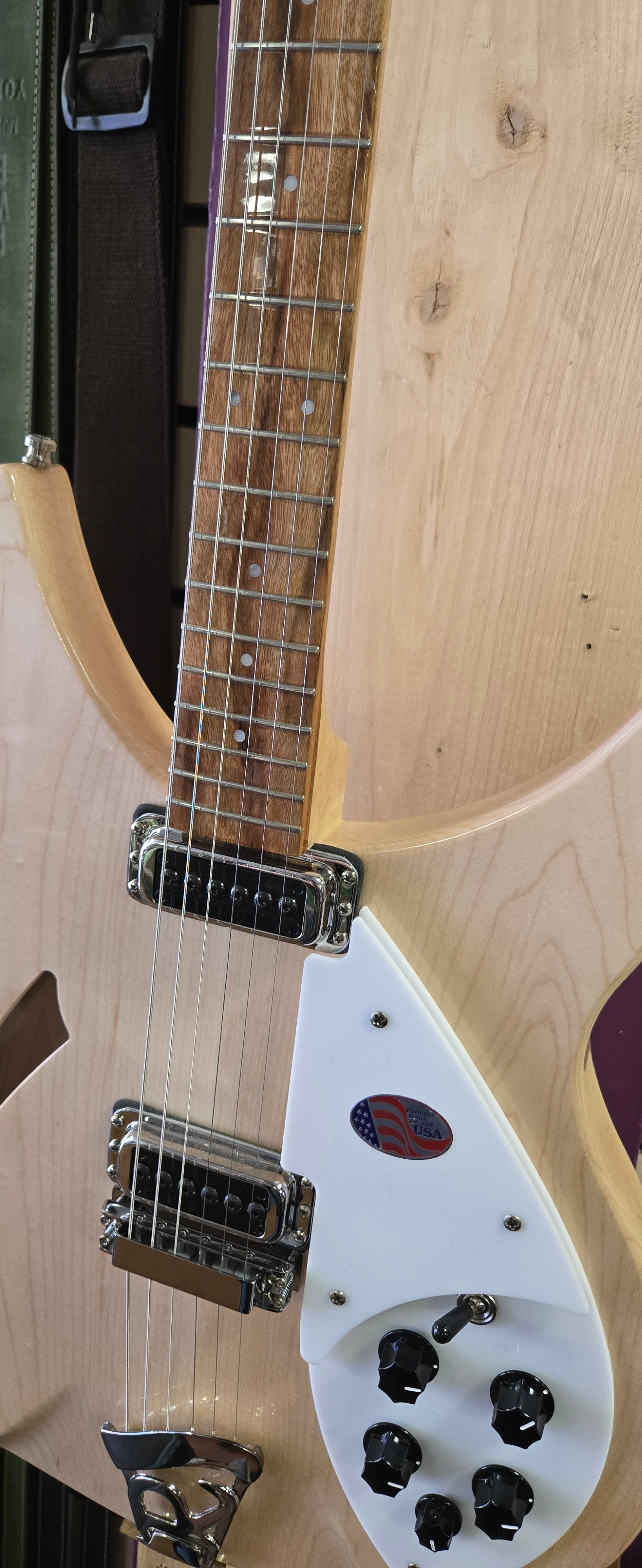 Rickenbacker 330 Mapleglo (B Stock) 2025
