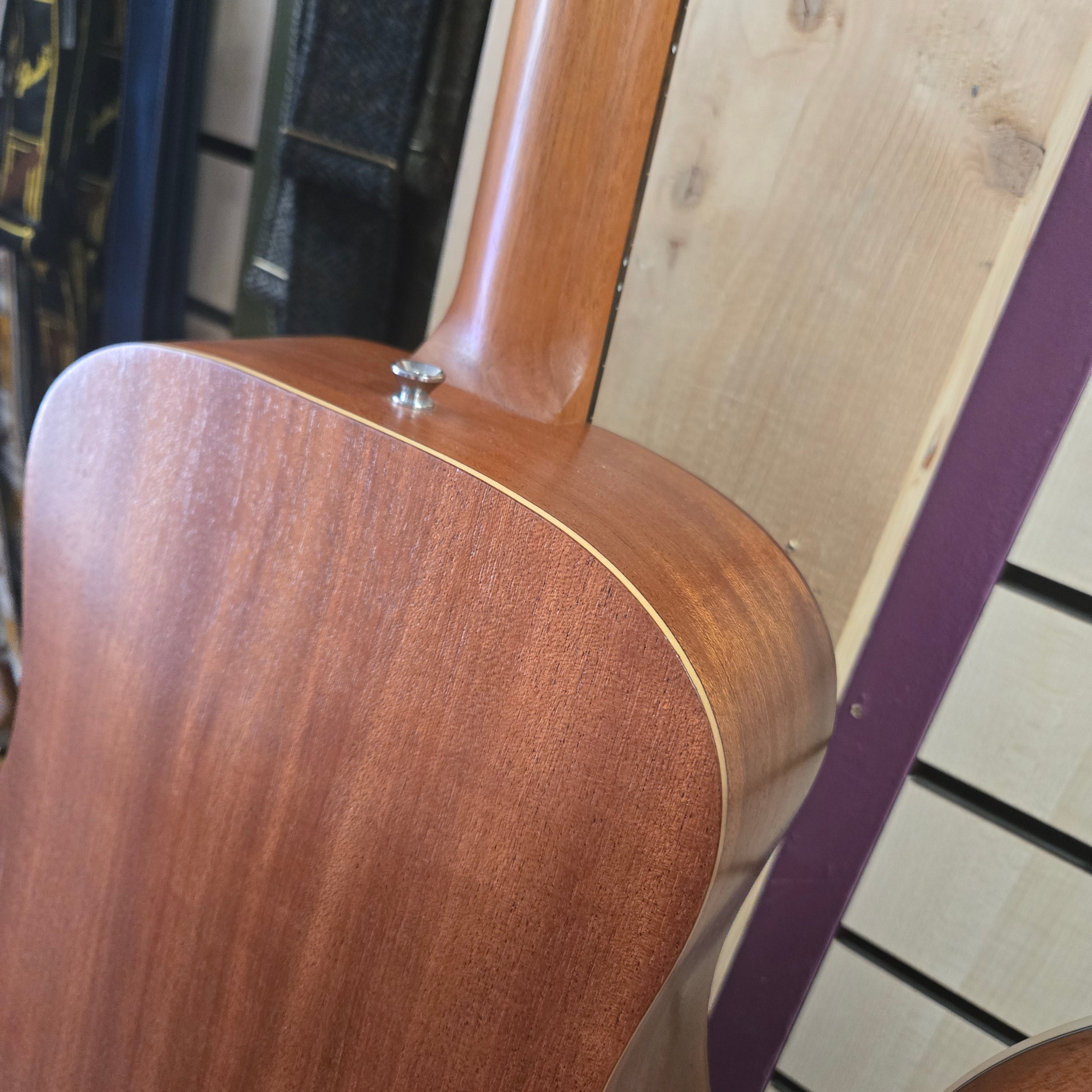 Pre loved Baby Taylor BT2