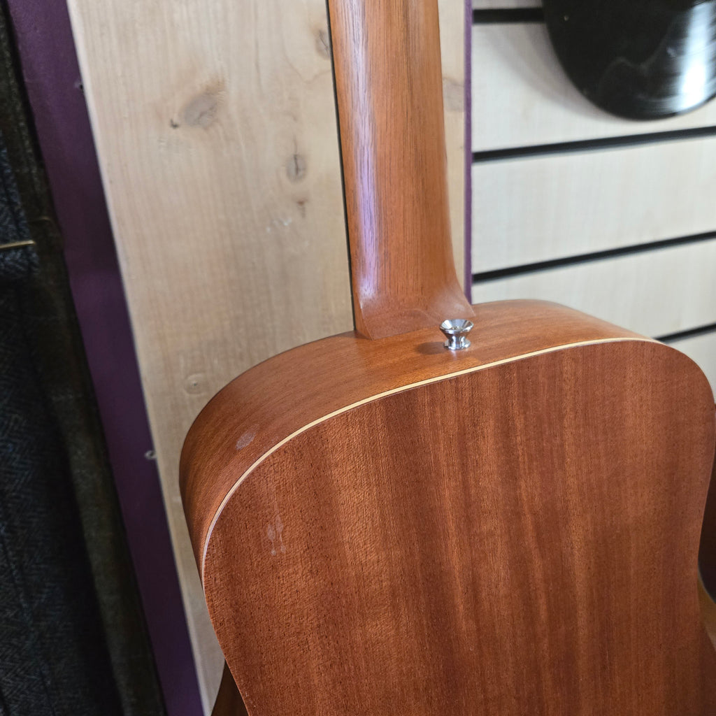 Pre loved Baby Taylor BT2