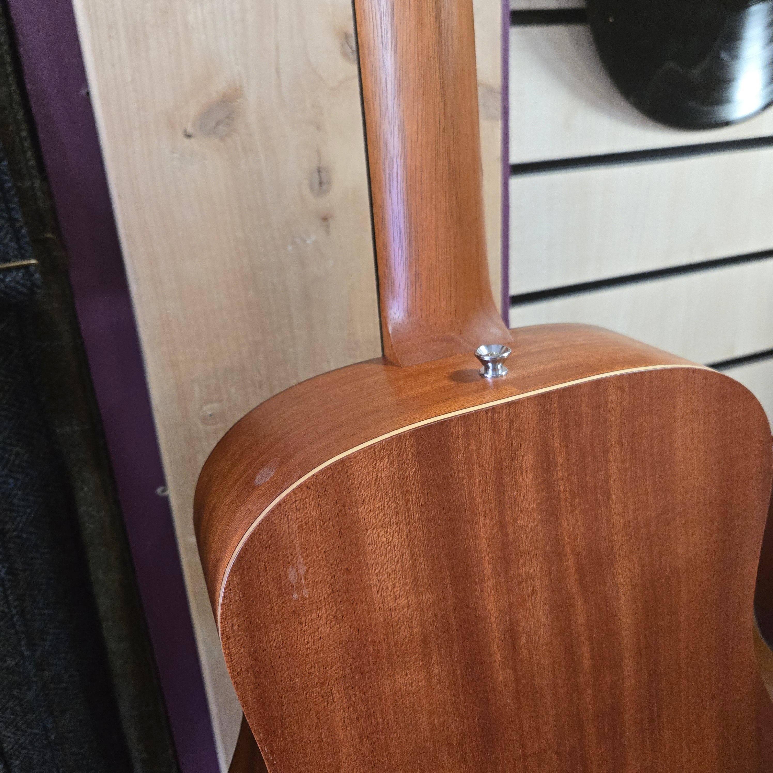 Pre loved Baby Taylor BT2