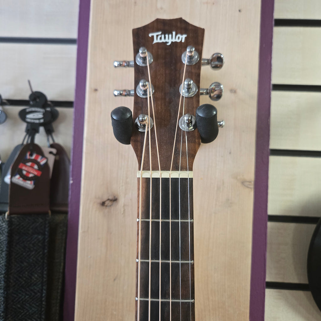 Pre loved Baby Taylor BT2