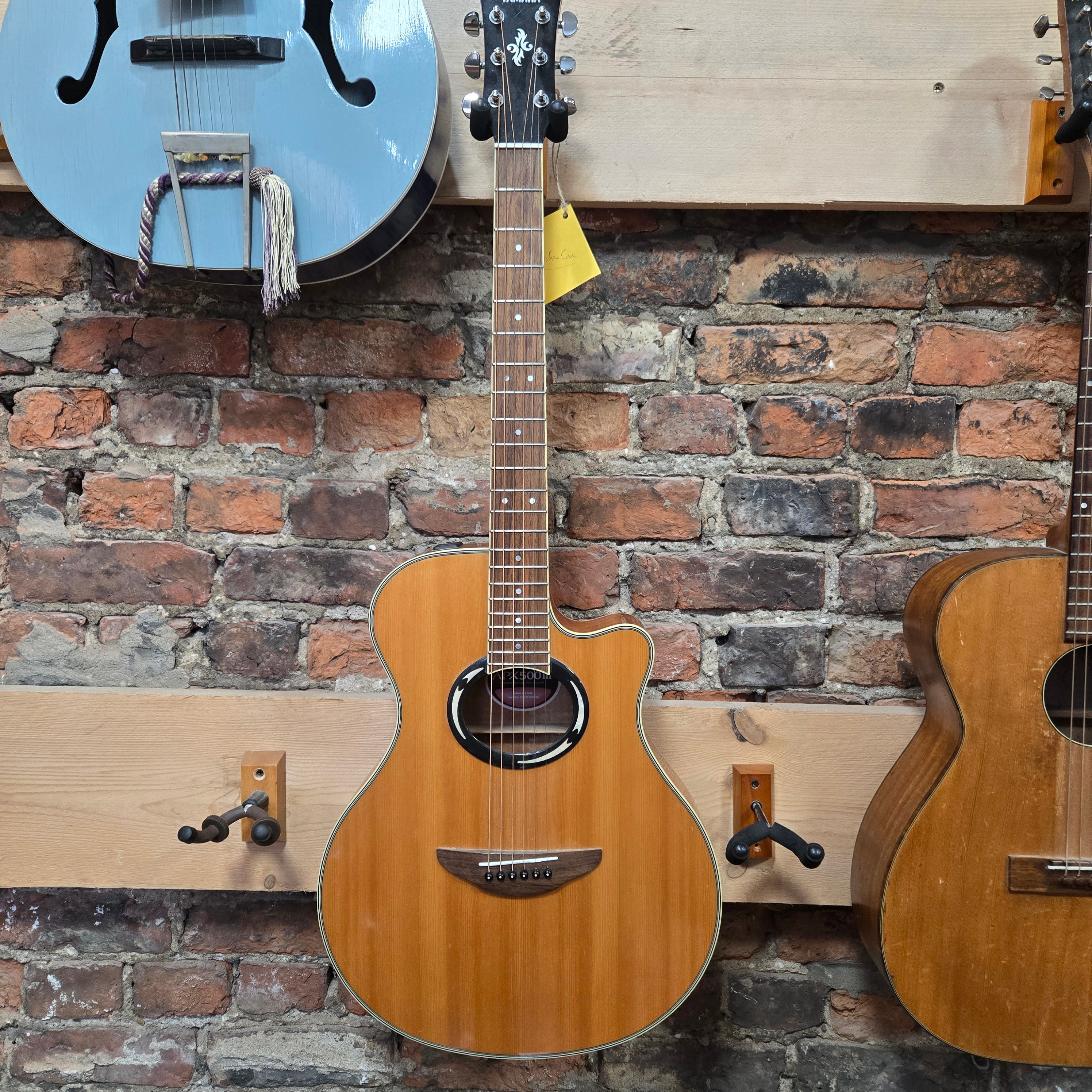 Pre loved Yamaha  APX500iii