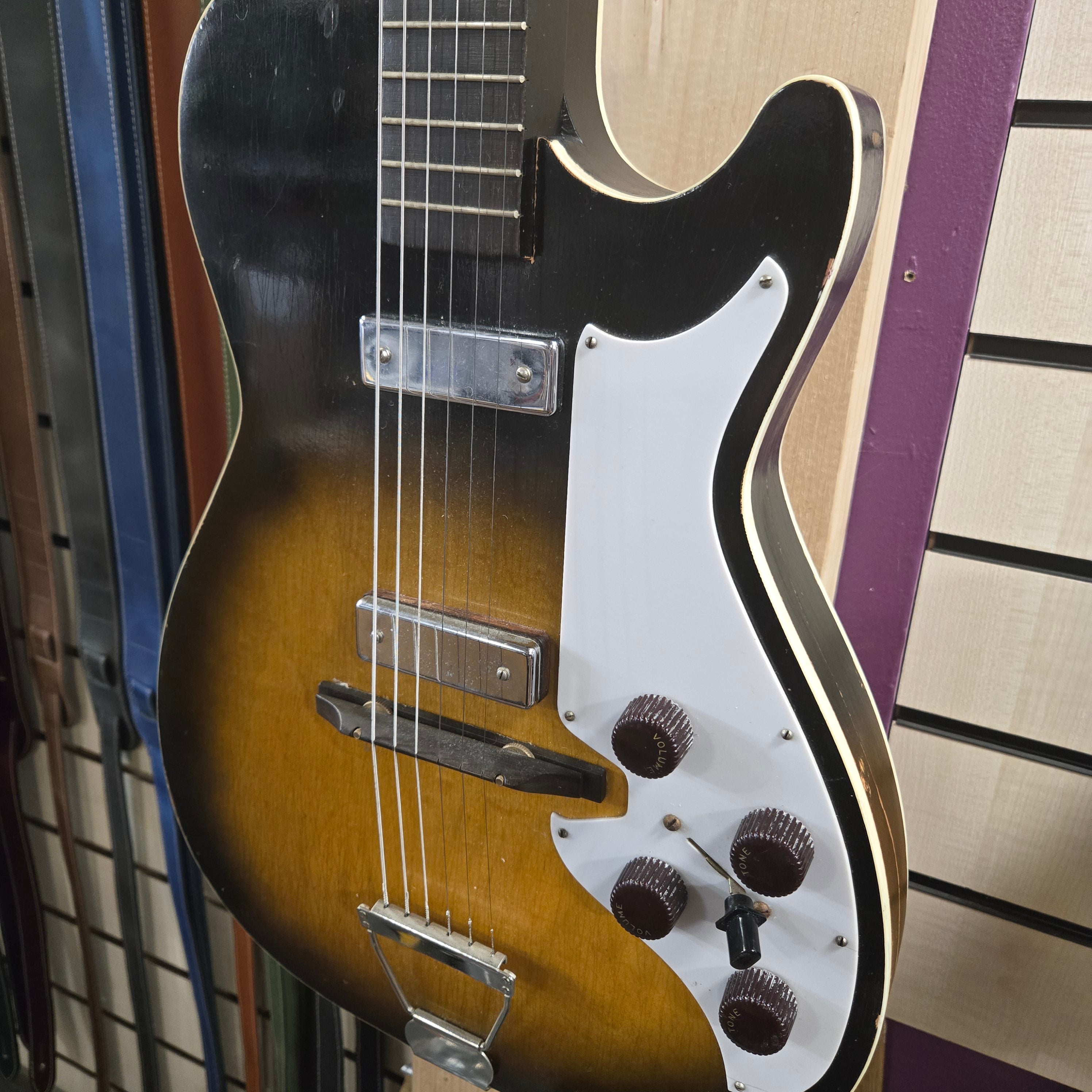 Silvertone 1421 Pre Loved – RWB Music York