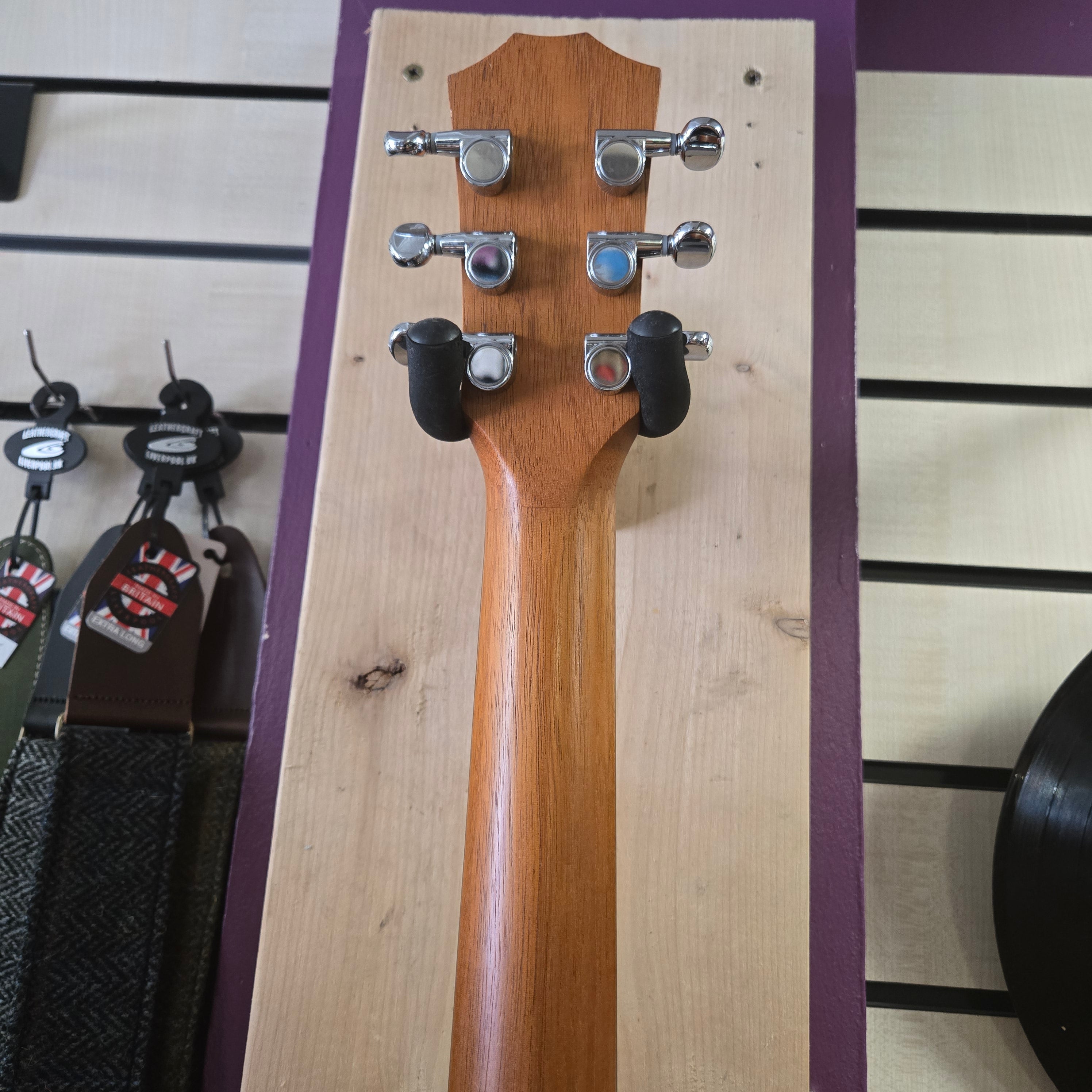 Pre loved Baby Taylor BT2